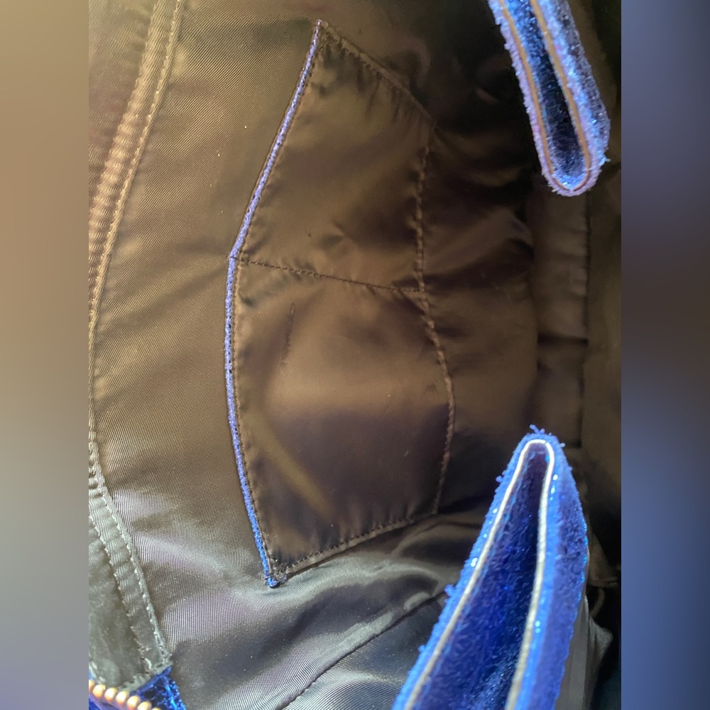 Gorgeous Essentiel Antwerp Blue Purse with Heart Keychain - Picture 2 of 16
